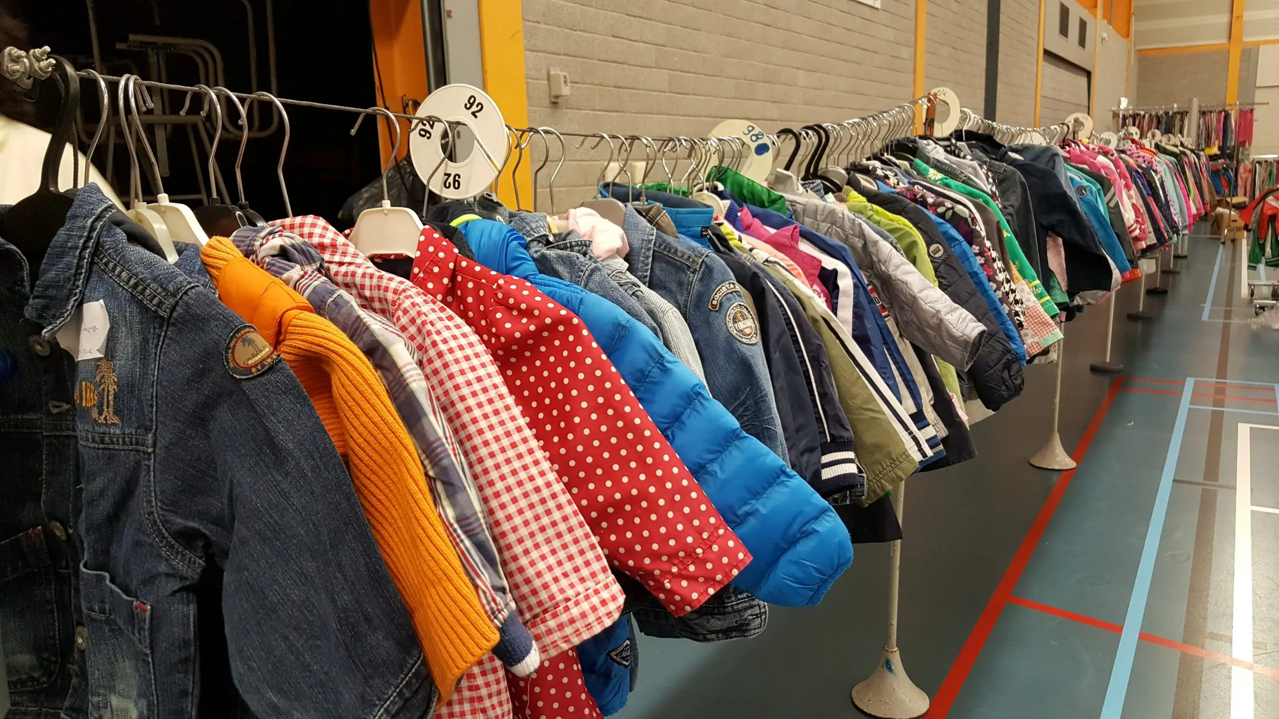 Kinderkledingbeurs-jassen-scaled